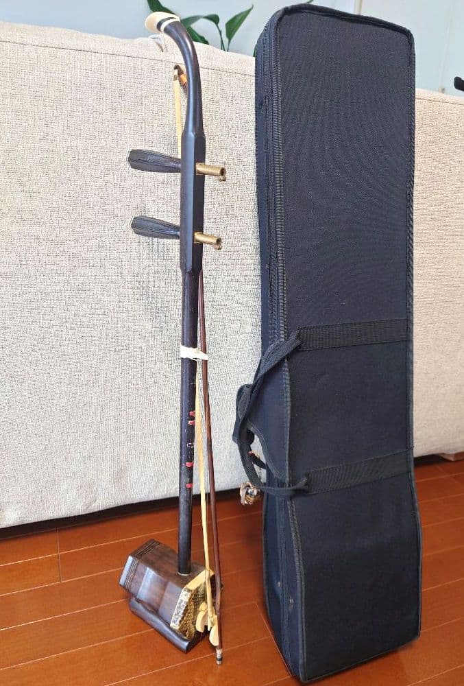 二胡　中国伝統弦楽器　ケース付き Amazon | ローズウッド六角月胡二胡中国の伝統的な民俗二胡楽器ケース