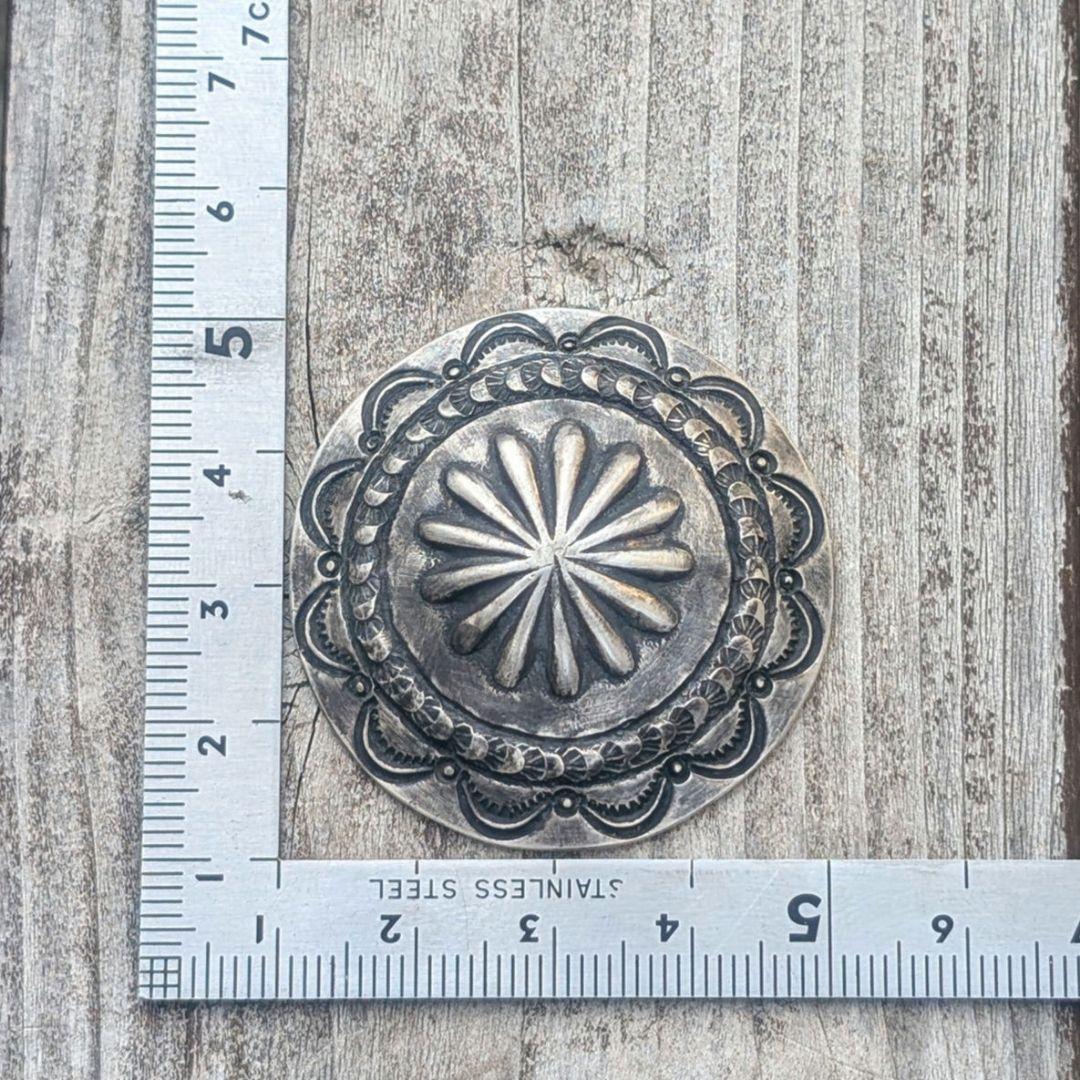 ハンドメイドのシルバーコンチョ オールドスタイル インディアン