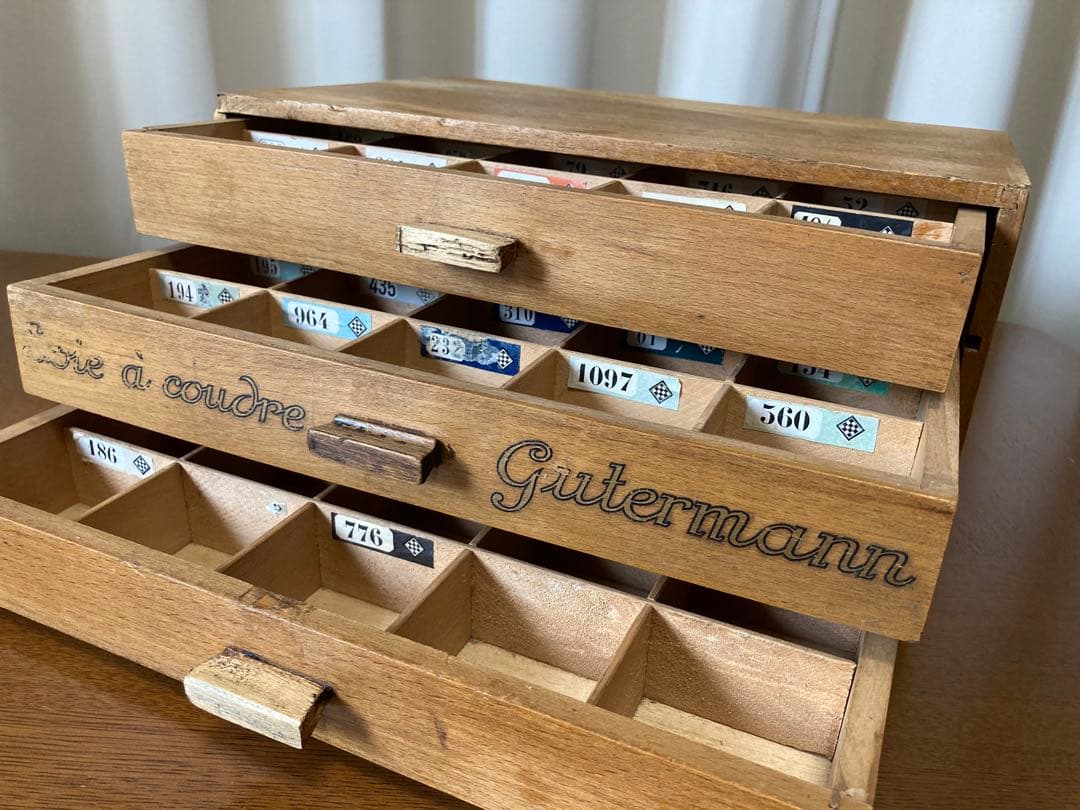 フランス アンティーク ギッターマン ソーイングキャビネット糸巻ディスプレイ什器 DMC 木製スプールキャビネット - 薔薇と天使のアンティーク