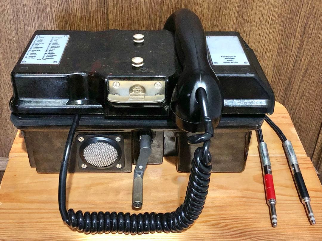 ￼★ドイツ軍放出品 NVA 野戦電話機 FF63S ★ドイツ軍迷彩服のおまけ付き 楽天市場】ドイツ軍放出品 フィールドフォン NVA 野戦電話 FF-63S [ 可