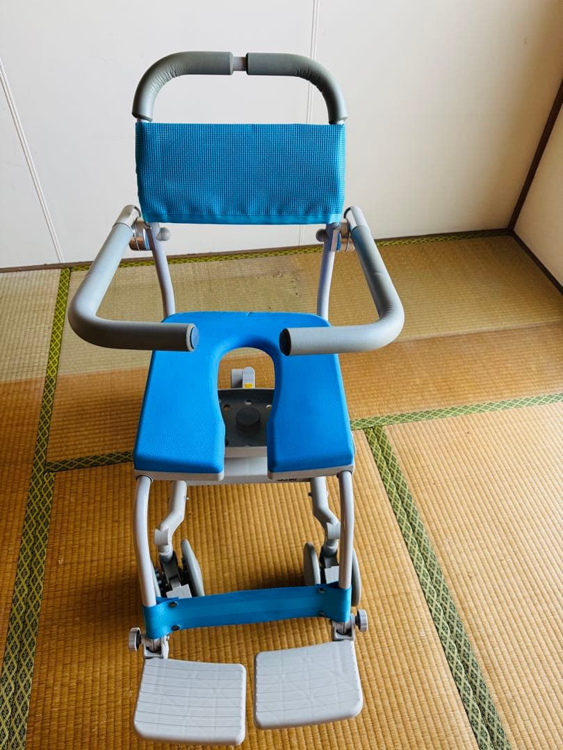 ウチエuchie 入浴用椅子 シャワーキャリー U型シート 介護用　コンパクト ウチヱ(ウチエ・UCHIE) | 快適空間スクリオ｜介護・福祉用品の専門通販