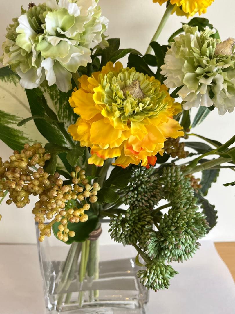 【エミリオロバ・ 春らしいラナンキュラスとグリーン… ガラス花瓶付き】 EMILIO ROBBA RANUNCULUS / エミリオロバ ラナンキュラス #101694