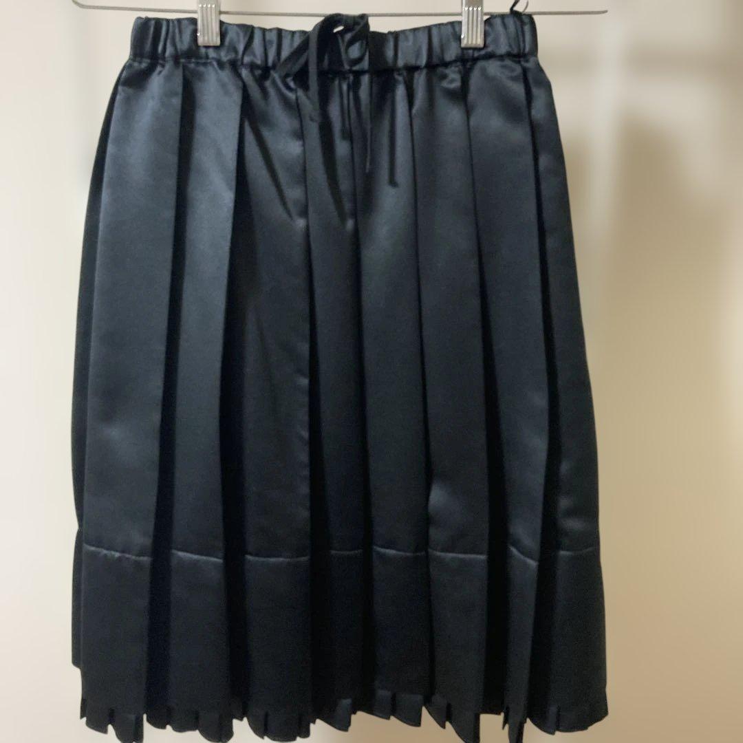 美品コムデギャルソンコムコム　上質サテンプリーツスカート BLACKCOMMEdesGARCONS ブラックコムデギャルソン 1M-S006 23年製