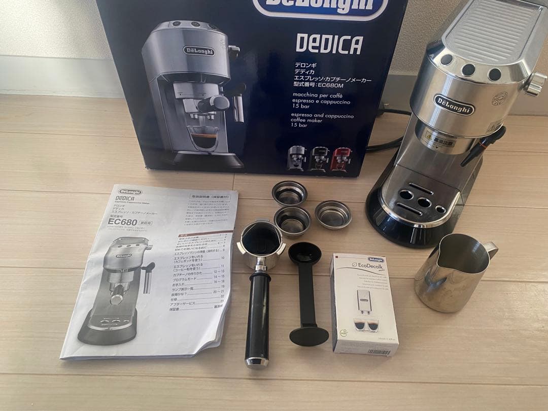 デロンギデディカ エスプレッソ・カプチーノメーカー EC680Mメタル
