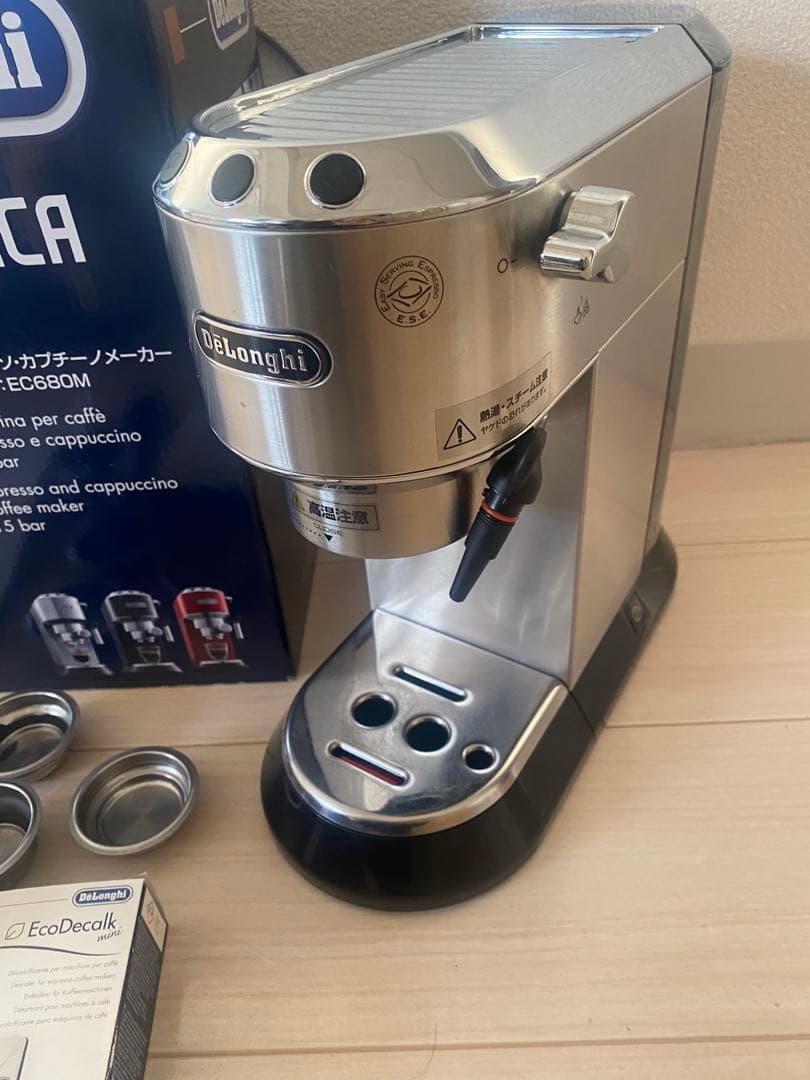 デロンギデディカ エスプレッソ・カプチーノメーカー EC680Mメタル