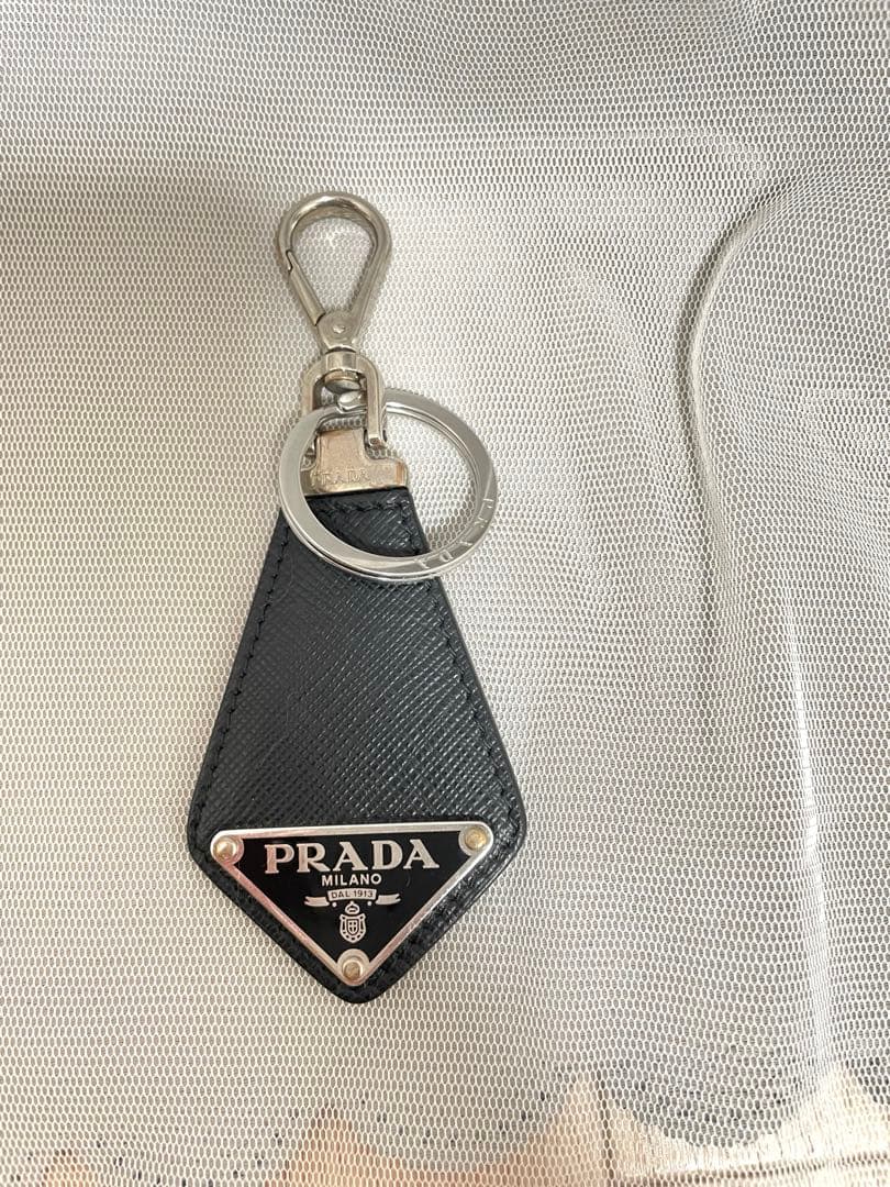 プラダ キーチェーンブラック 中古・古着通販】PRADA (プラダ) サフィアーノレザー キーチェーン