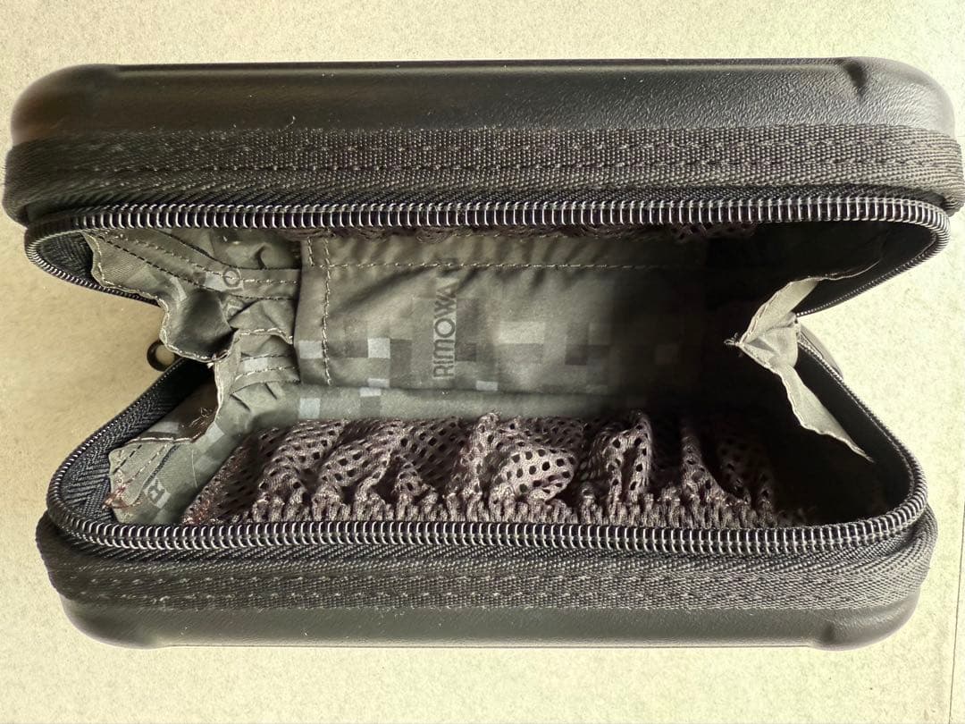 RIMOWA ブラックトラベルポーチ ANAロゴ付き - メルカリ