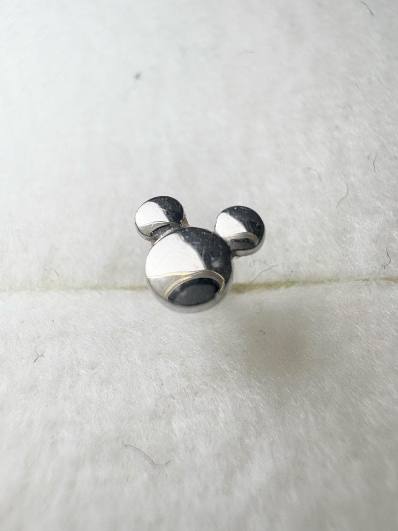 セカンドミッキー pt900　ピアス　0.5g 45thアニバーサリー
