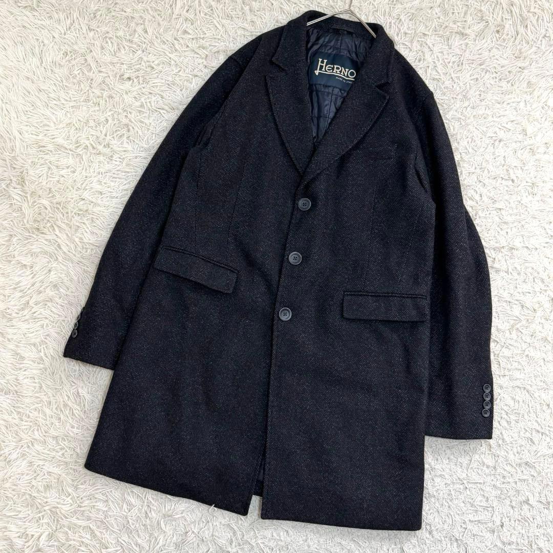 16798✨ヘルノ チェスターコート ヘリンボーン ツイード 50 LL 冬の風景が美しく見える HERNO/ヘルノの前立て付きヘリンボーン柄セミ