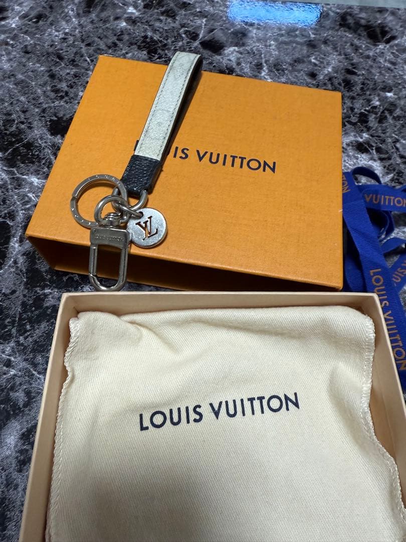 LOUIS VUITTON キーリング シルバー/ブラック 楽天市場】LOUIS VUITTONロゴ刻印キーリング＆フックルイヴィトン