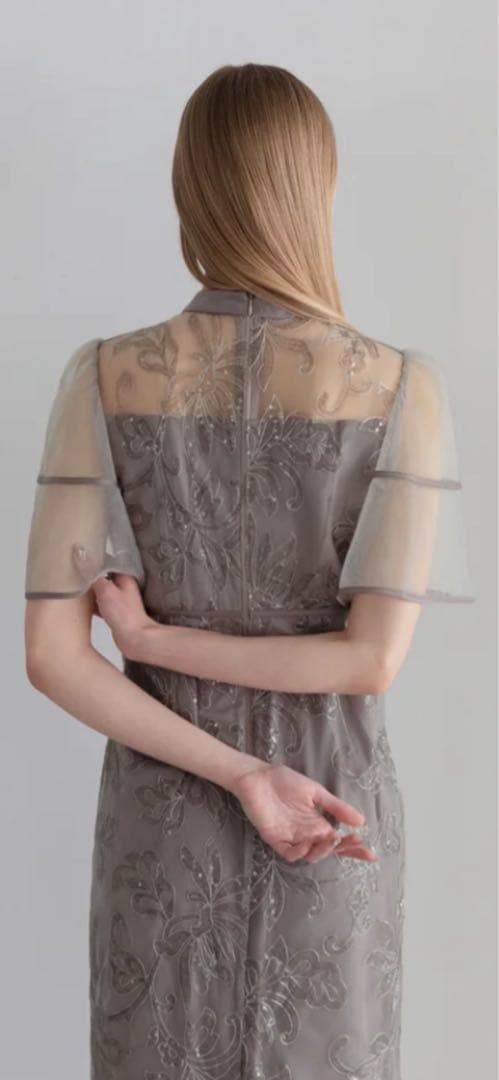 グレー 刺繍入り ミディ丈パーティードレス - メルカリ