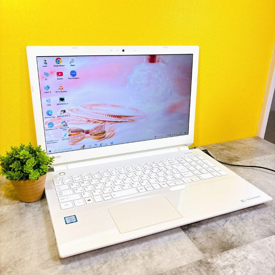 おしゃれなホワイト❣SSDでサクサク快適✨薄型ノートパソコン カメラ