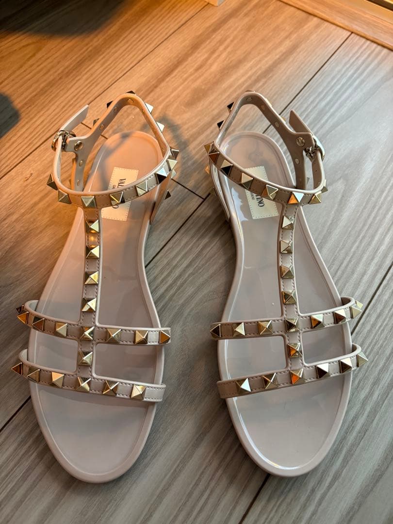 VALENTINO（ヴァレンティノ）ロックスタッズ フラットサンダル ロックスタッズ ラバー フラットサンダル for ウィメンズ インチ