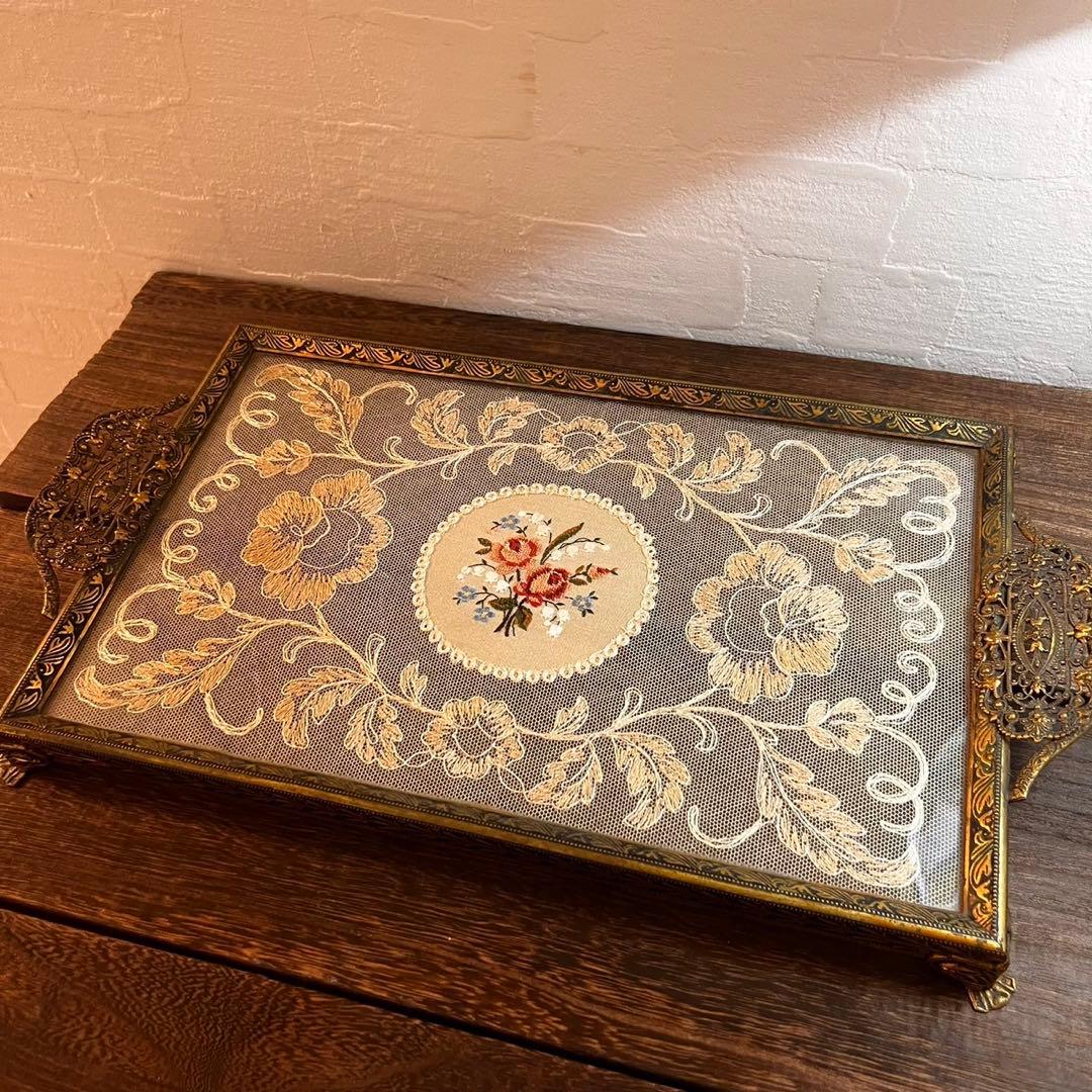 アンティーク　ドレッシングトレイ　刺繍トレイ　アクセサリートレイ　レース フランスのアンティークプチポワン雑貨、お花の刺繍が美しいトレイ(m