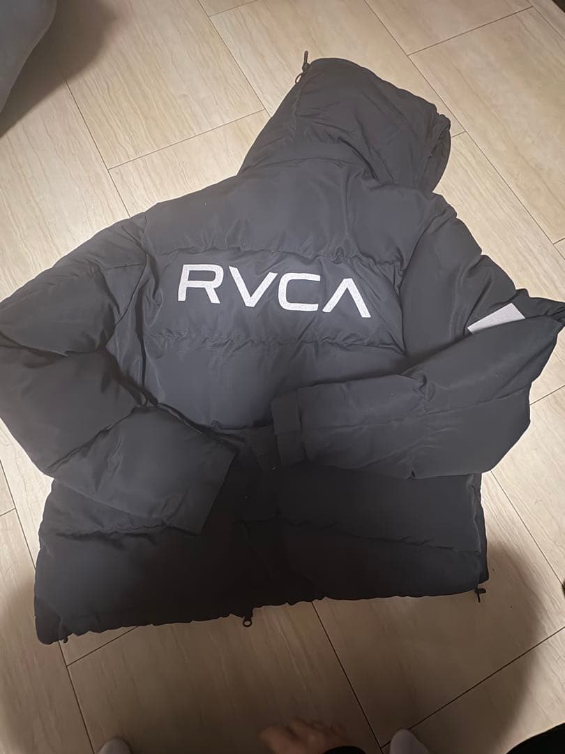 RVCA ブラック ダウンジャケット フード付き - メルカリ