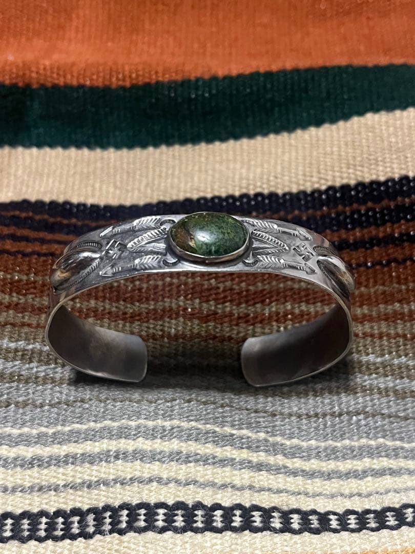 NAVAJO ターコイズバングル アローヘッド ホースドック ナバホ族アーティスト製作 (JW & ホースヘッドの刻印) ターコイズ