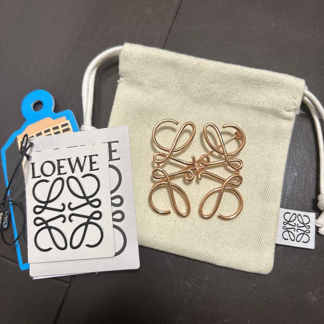 LOEWE アナグラム ブローチ　箱付き LOEWE アナグラム ブローチ - メルカリ