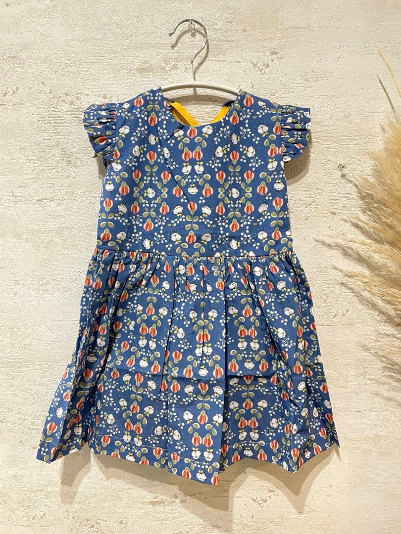 【新品未使用】birinit petit 花柄ノースリーブワンピース4A 2026年3月まで】 Kids “Bon Appétit!”の刺繍が可愛い！ノースリーブ