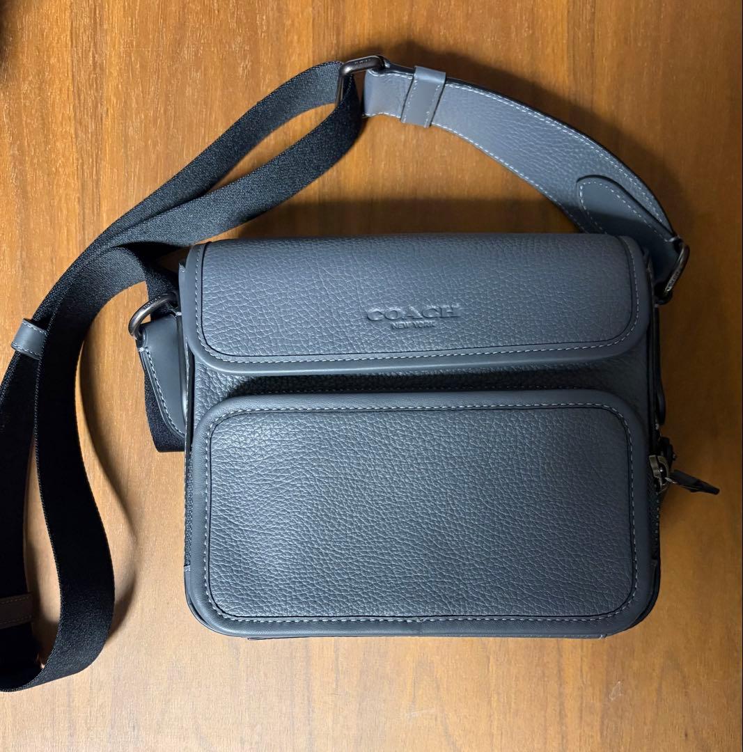 【美品】COACH グレー ショルダーバッグ　サリバン　フラップ　クロスボディ COACH（コーチ） 国内発送 バッグ メンズ ショルダーバッグ マキシ