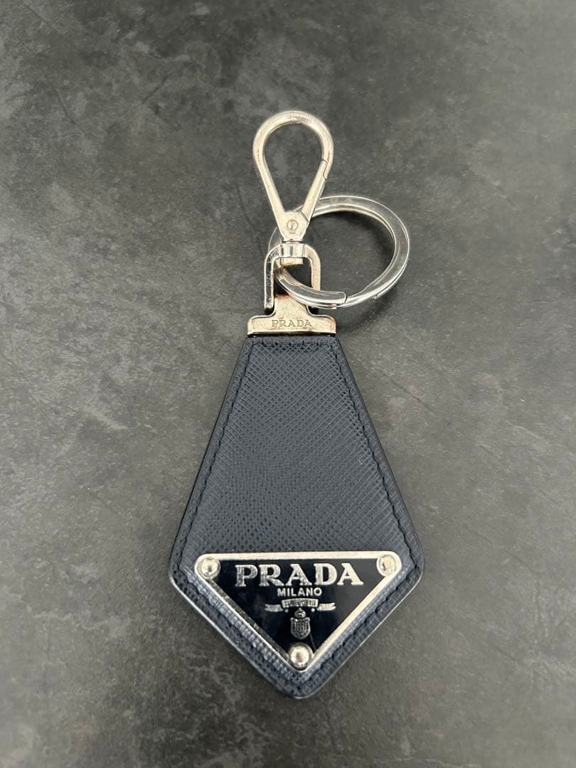 プラダ キーリング キーホルダー サフィアーノレザー トライアングル プラダ PRADA キーリング キーホルダー サフィアーノレザー