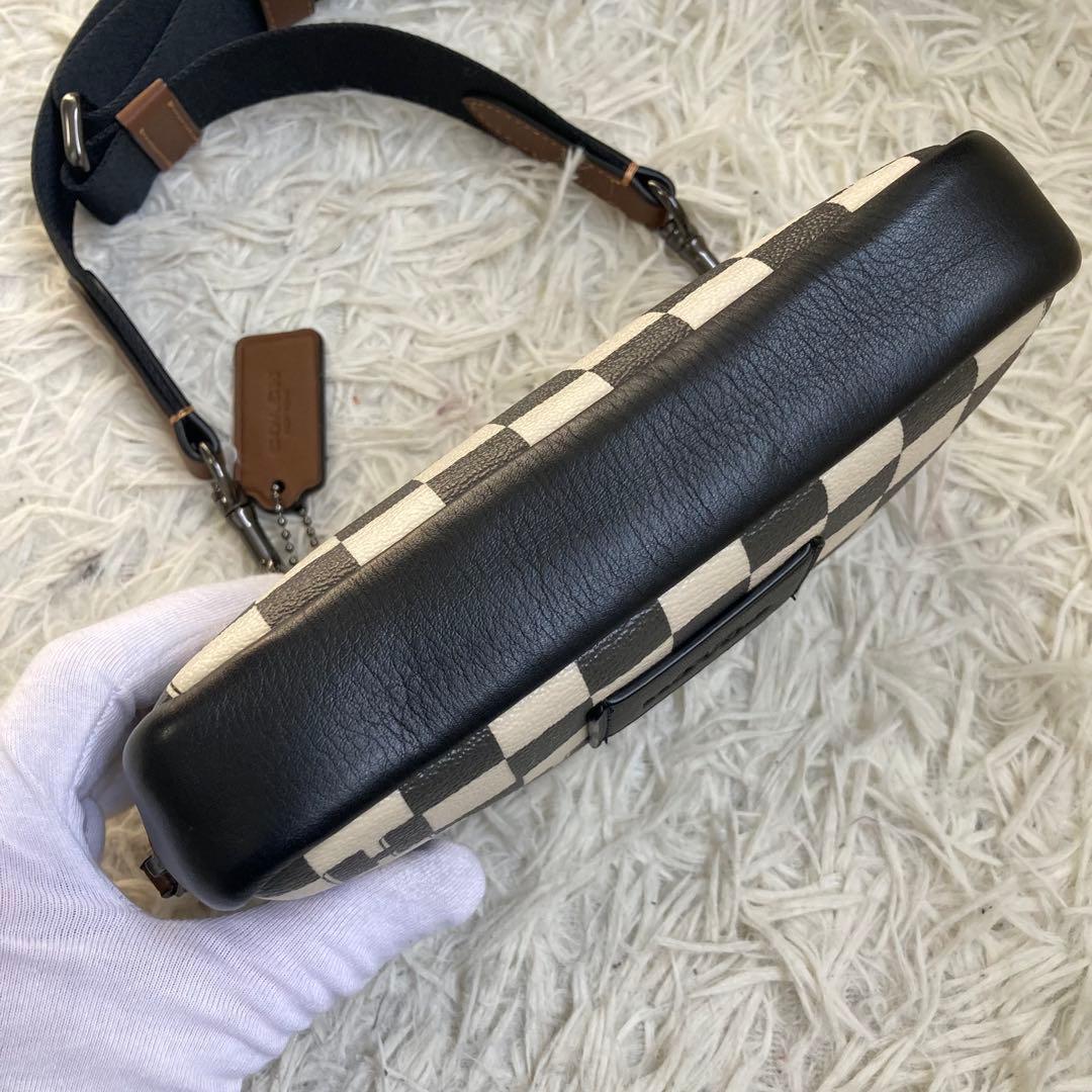 チェッカー クロスボディー C6775 チョーク×ブラック カメラバッグ 白 黒