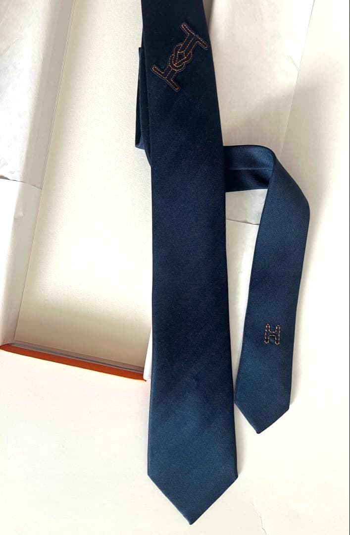 エルメス ネイビー 7センチ幅の細身でスタイリッシュなシルクネクタイ 楽天市場】【新品】エルメス HERMES ネクタイ シルクツイルタイ 7 cm