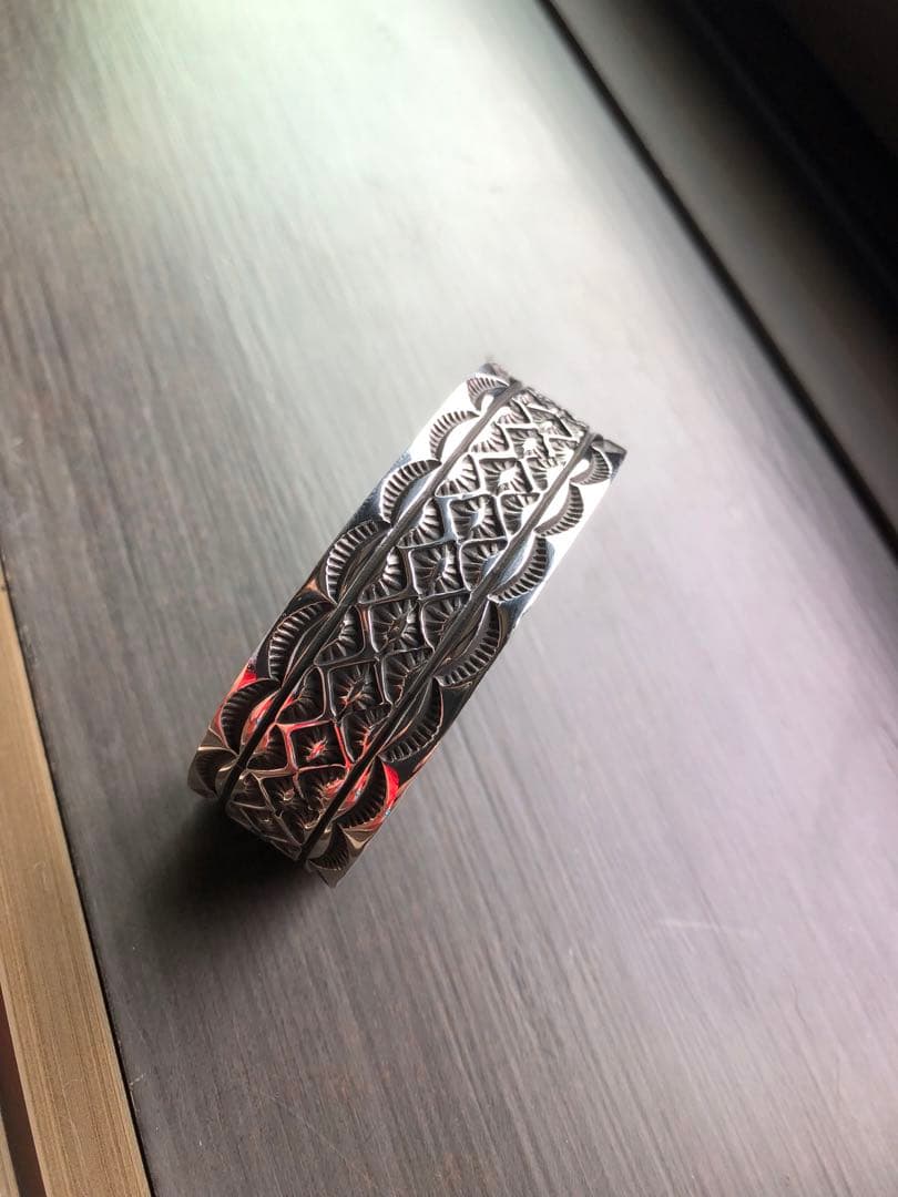 ナバホ族シルバー 彫刻デザイン バングル JA刻印の通販はau PAY