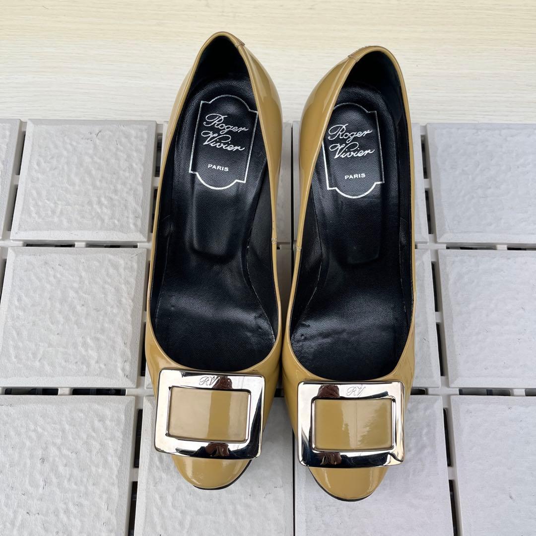 37 ROGER VIVIER 絵馬メル パンプス ベージュ 24