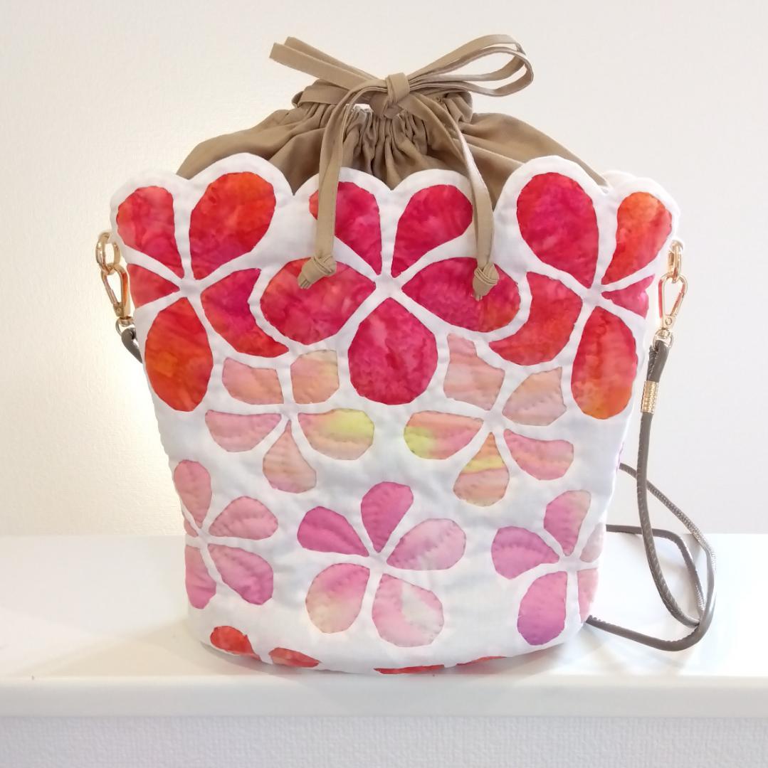 ハワイアンキルト　ハンドメイド　プルメリアショルダーバッグ プルメリアのショルダーバッグ キャシー中島 ステンドグラス