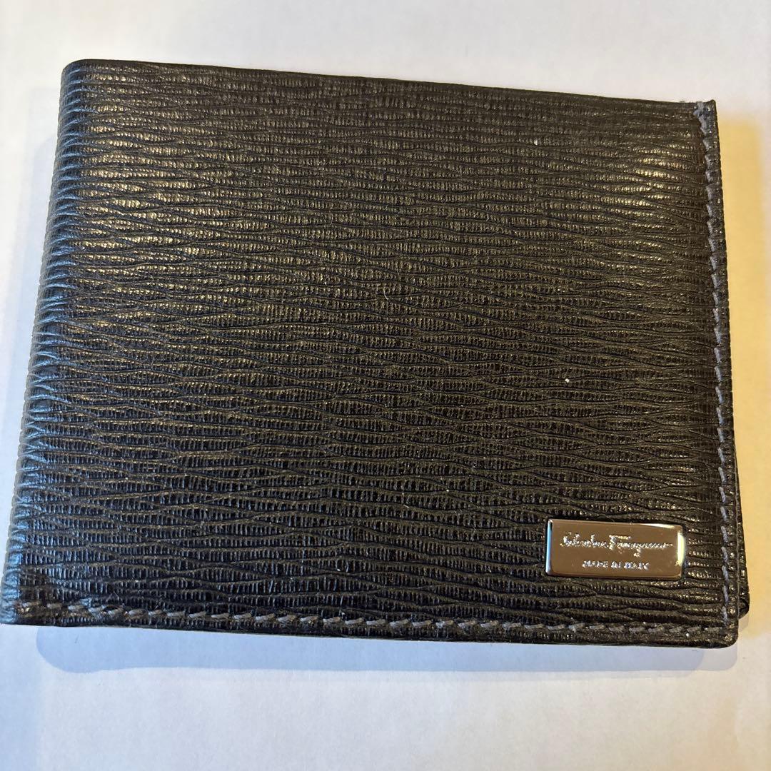 S*i様 フェラガモ　ブラックレザー 二つ折り財布 フェラガモ Ferragamo 財布 二つ折り財布 折りたたみ財布 小銭入れ付き