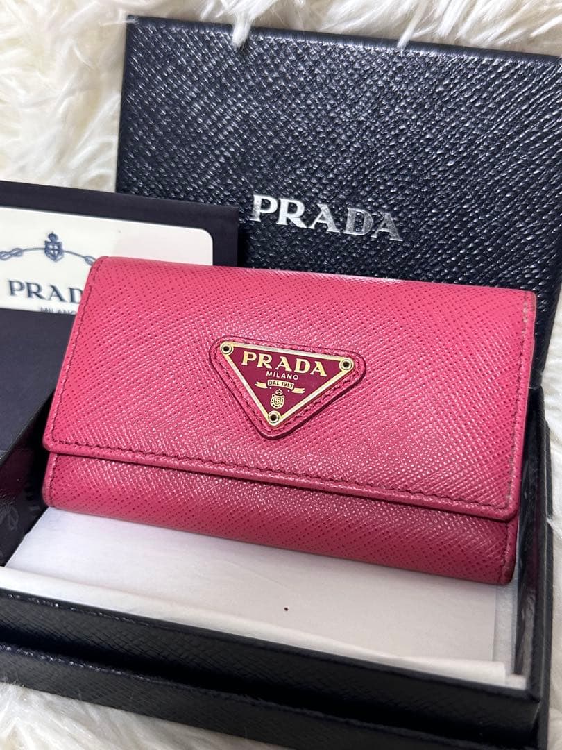 プラダ　サフィアーノレザー　キーケース　6連　ピンク　レア　三角プレート プラダ6連キーケース ピンクベージュ系 ゴールド金具 ユニセックス