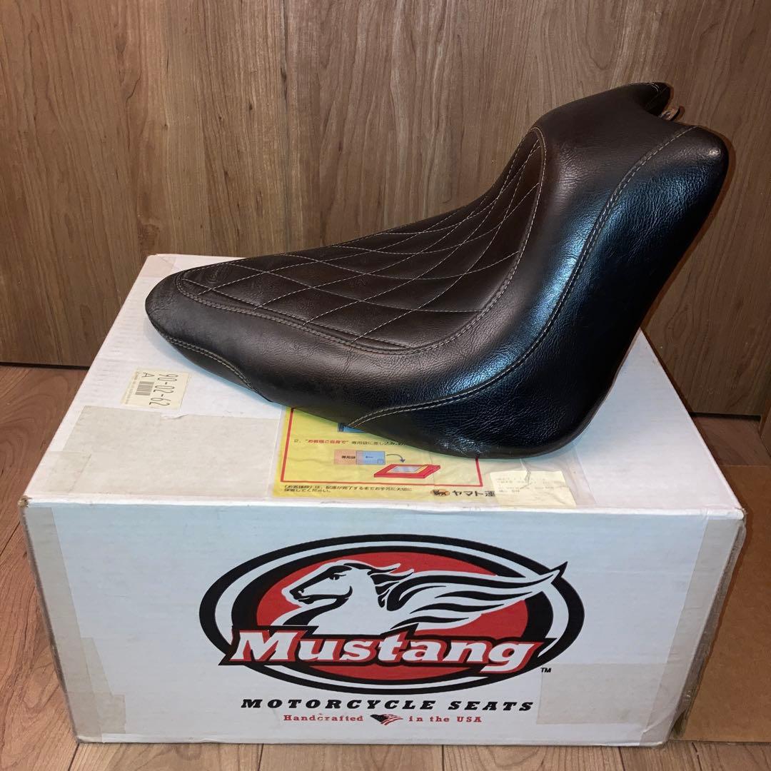 マスタング　ソロシート　ソフテイル用 マスタング Mustang ソフテイル シート|ハーレーパーツメーカー(USA)