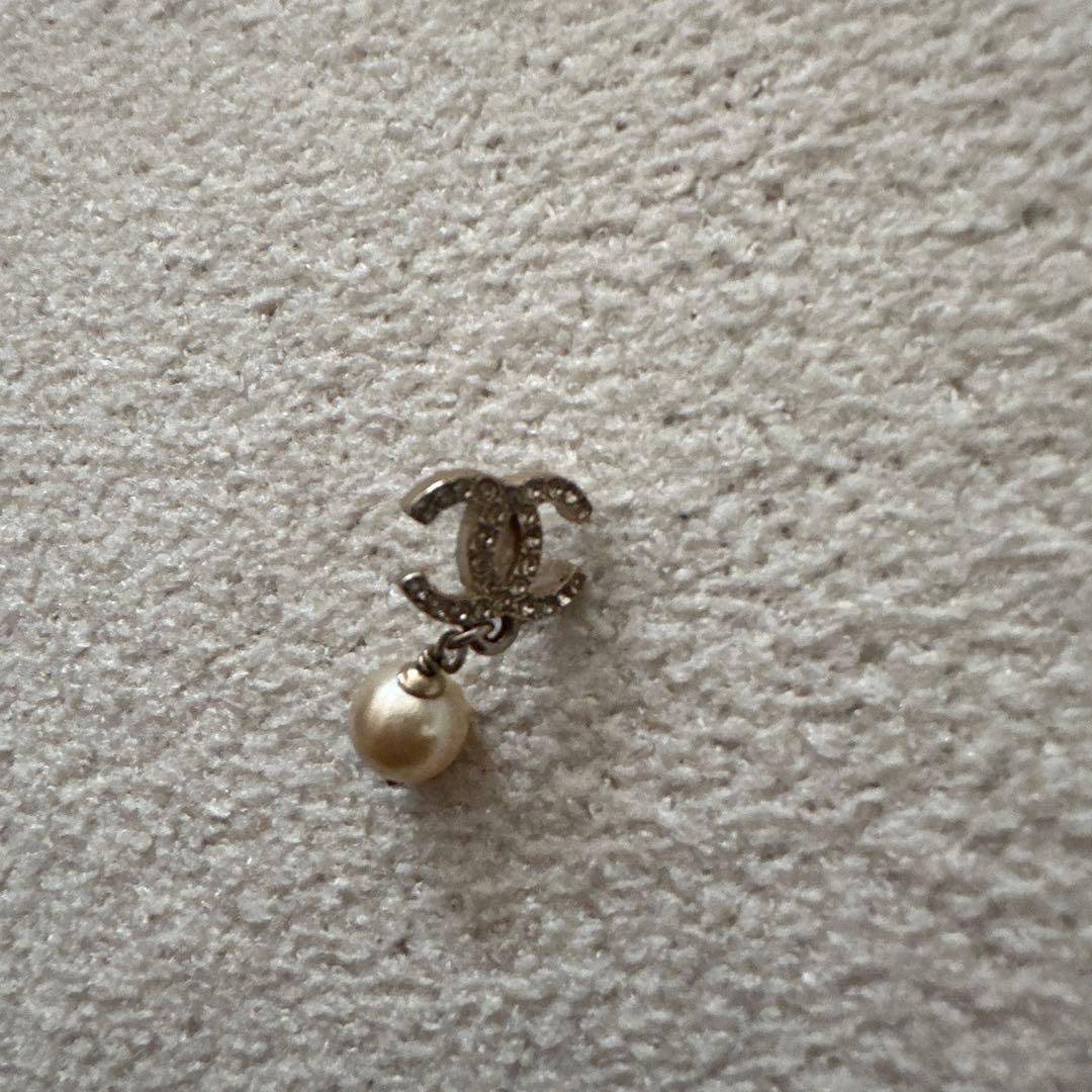 今月中までの出品にします！CHANEL CCロゴパールピアス(片耳用) パール×クリスタル♡25B【CHANEL】 CCマーク ピアス (CHANEL/ピアス