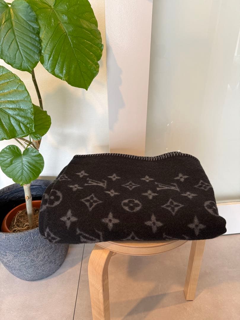 ルイ・ヴィトンクヴェルテュール モノグラム エクリプス ブランケット ルイヴィトン LOUIS VUITTON ロゴ クヴェルテュール SINCE 1854