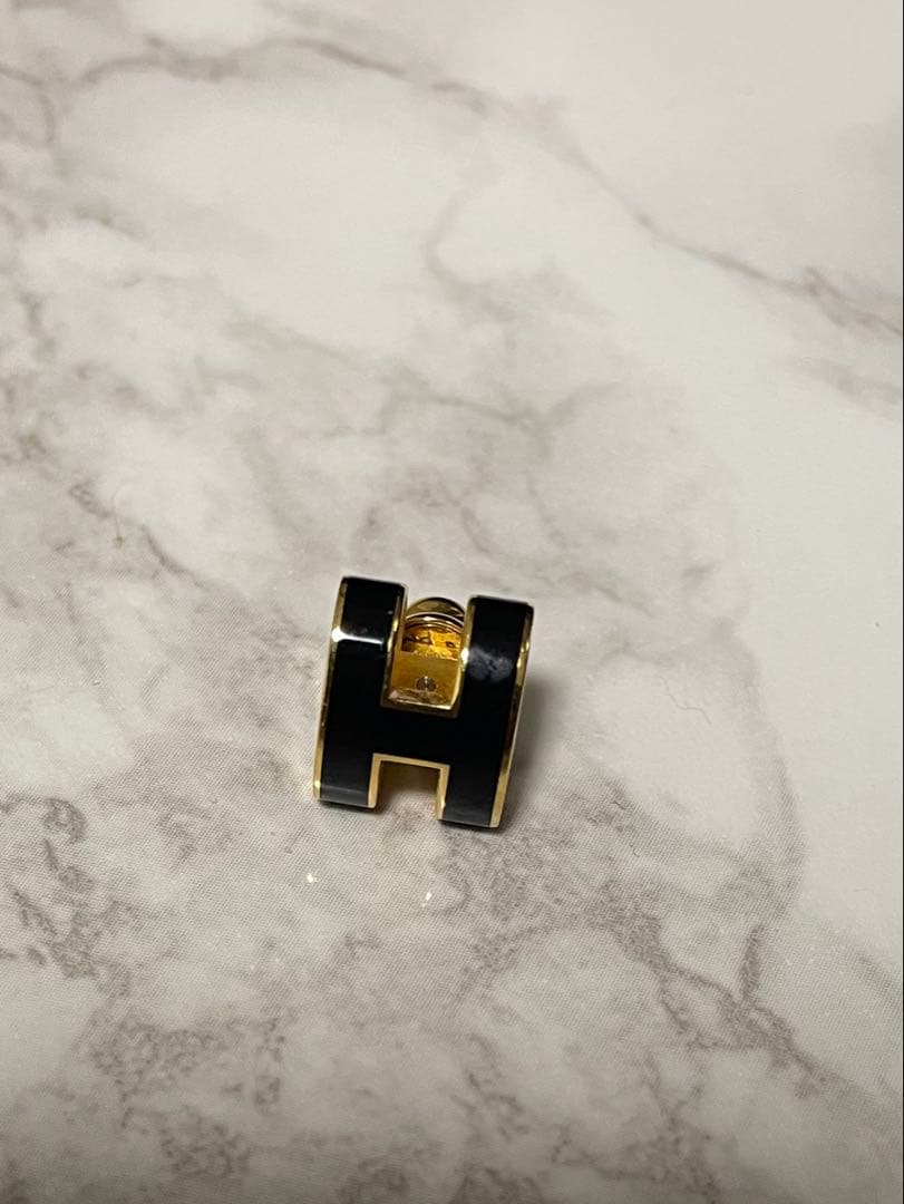 エルメス　H型デザイン 黒と金の片耳用ピアス エルメス H型デザイン 黒と金の片耳用ピアス