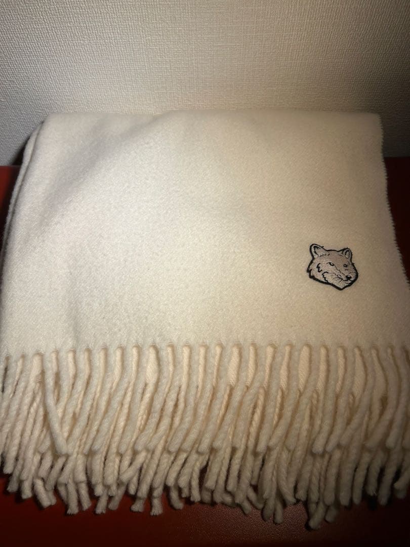 メゾン・キツネ（MAISON KITSUNE）マフラー　ホワイト MAISON KITSUNE（メゾン キツネ） マフラー PM06201WB0044 レディース