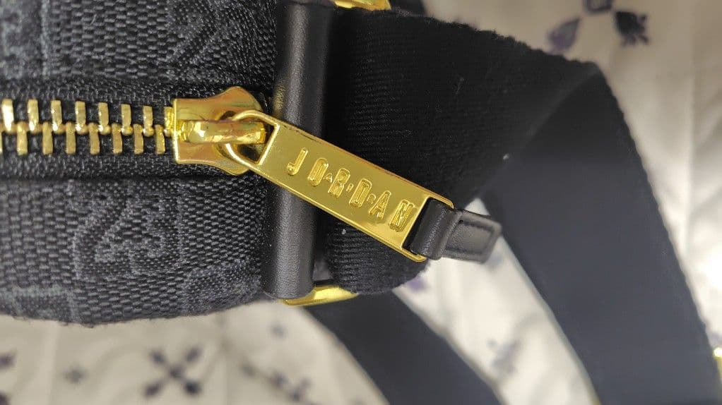 ugosさん専用】Jordan ショルダーバッグ ブラック×ゴールド 23 - メルカリ