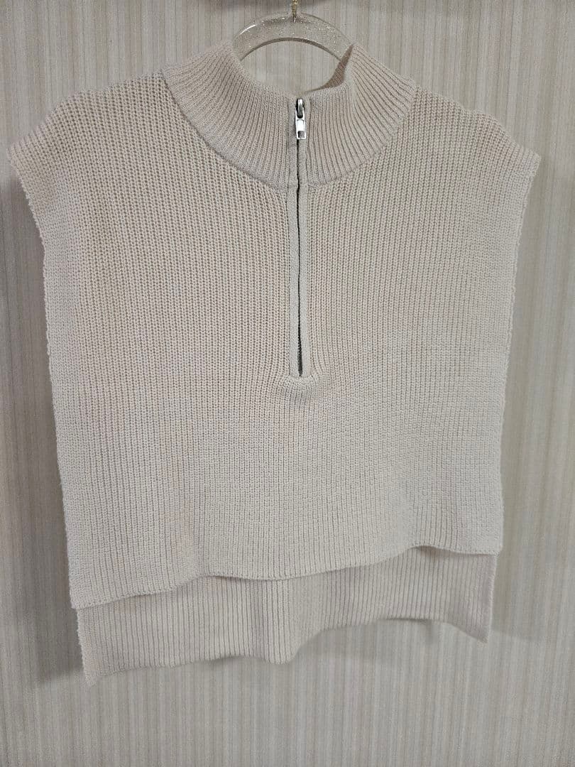 アイボリー ハイネック ニットベスト - メルカリ