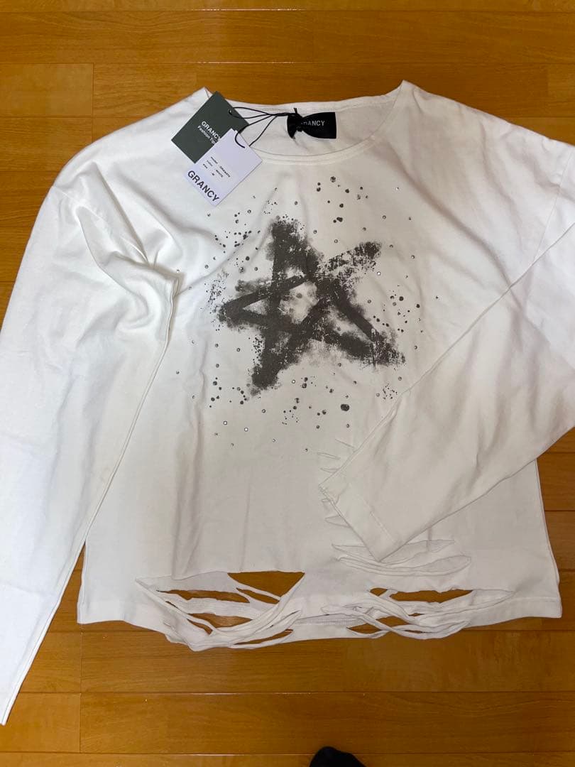 GRANCY】ラインストーンデザイン グラフィックダメージ ロンT - メルカリ