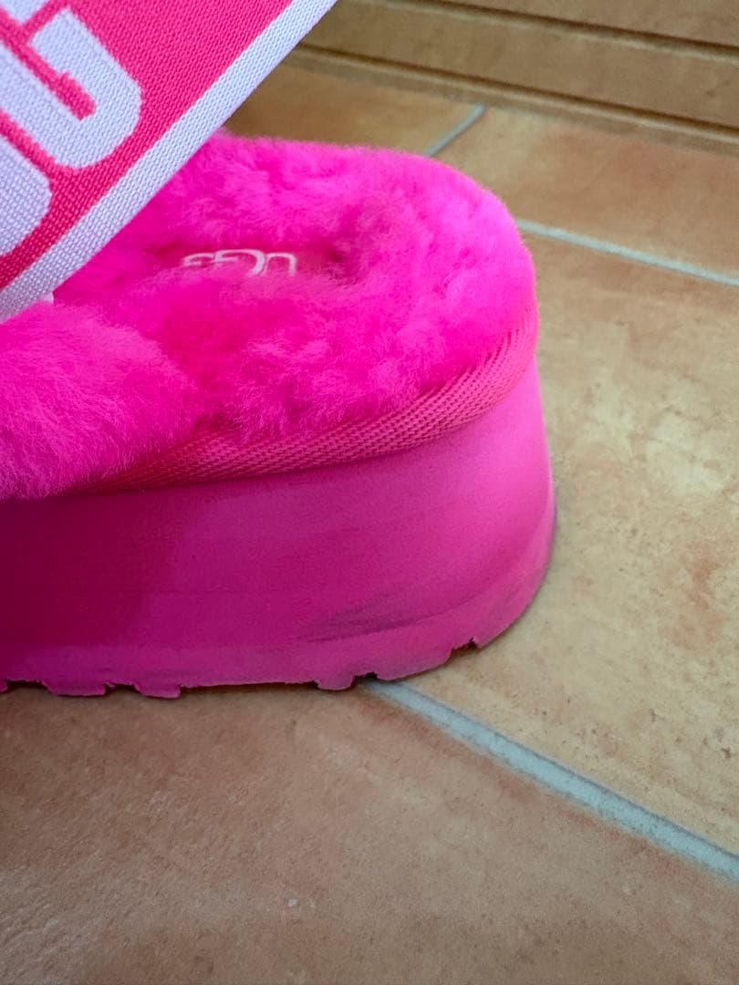 UGG ピンク ファーサンダル 37 - メルカリ