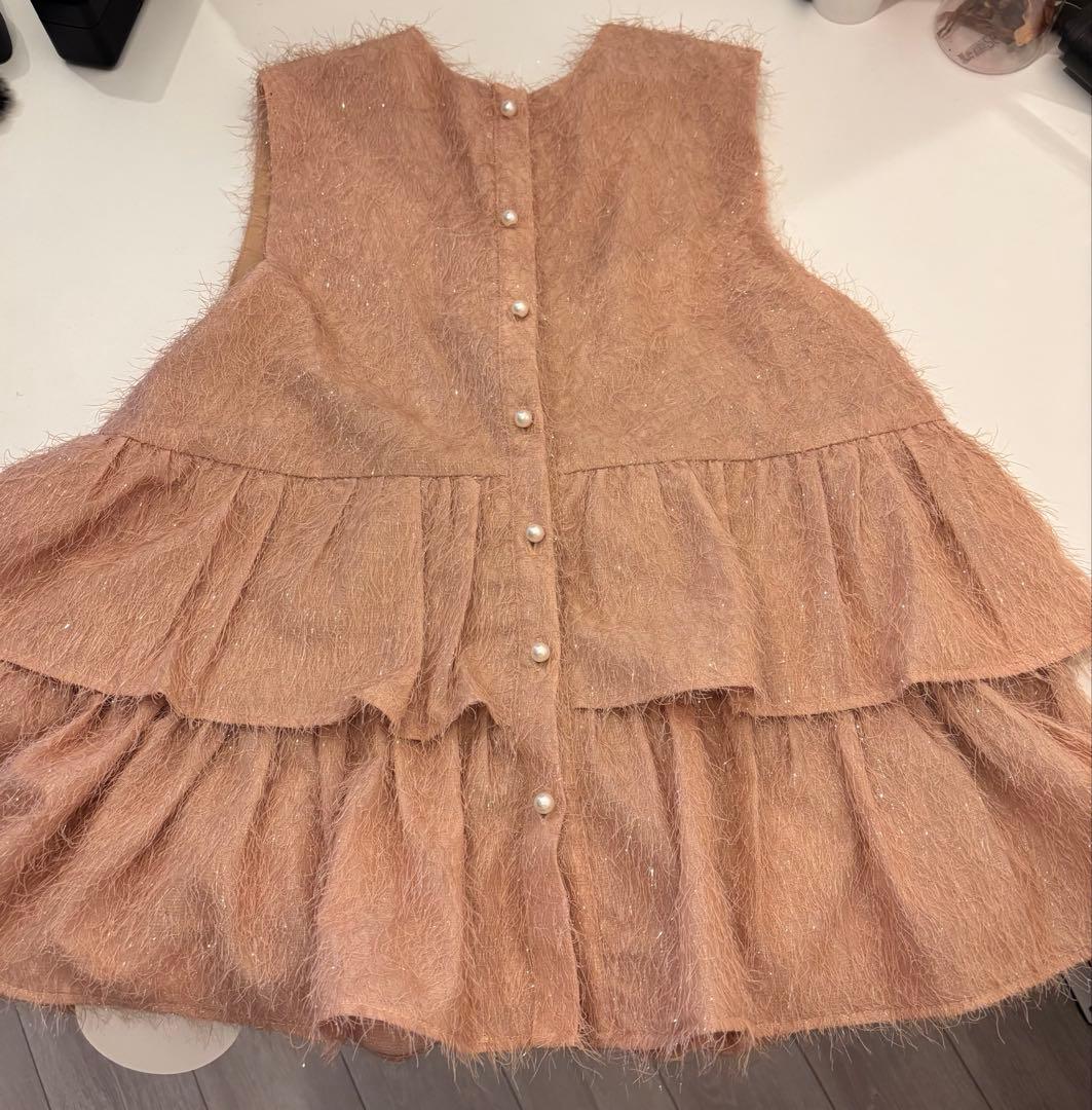 fiolily スパークリングペプラムスリーブレストップス ボタン付き タグ