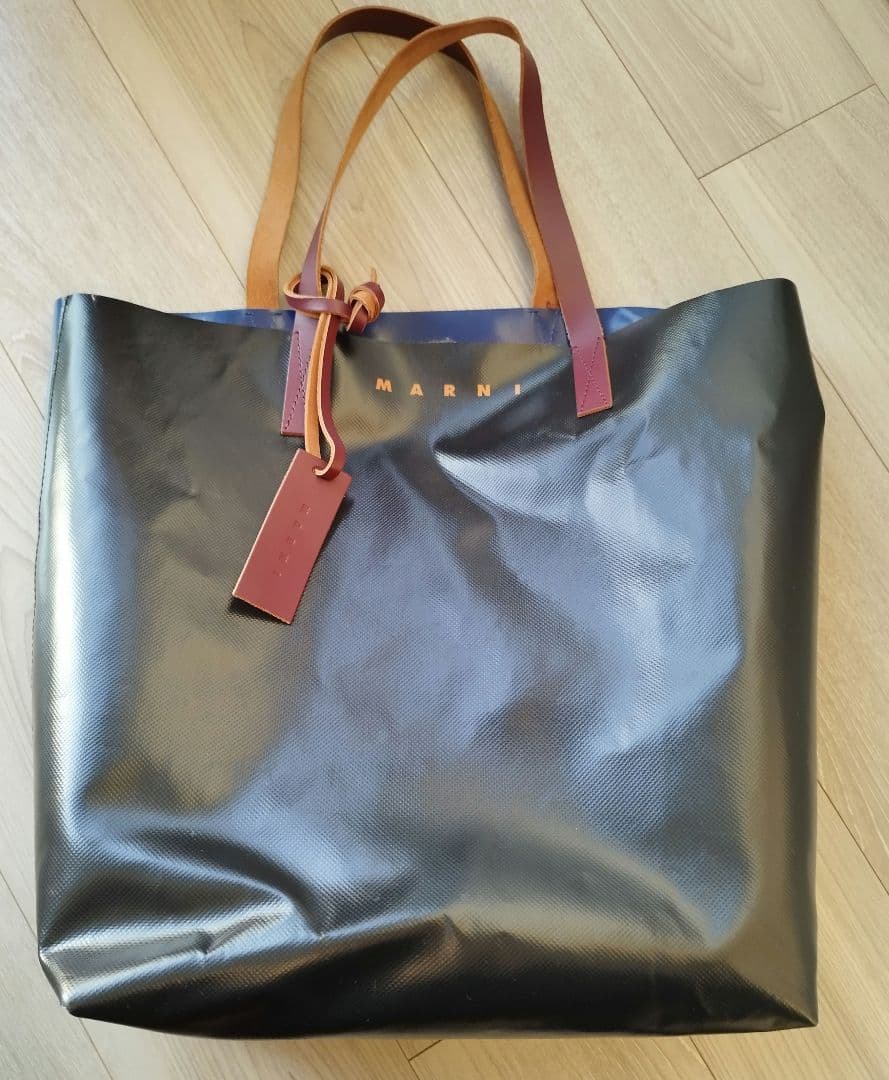 MARNI 黒青 PVCトートバッグ　マルニ MARNI マルニ バイカラー ロゴ PVC レザー タグ トートバッグ 黒 青