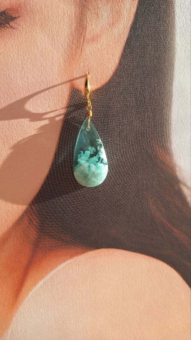 ハニーフラット*14kgfヘミモルファイト　雪花模様　ピアス