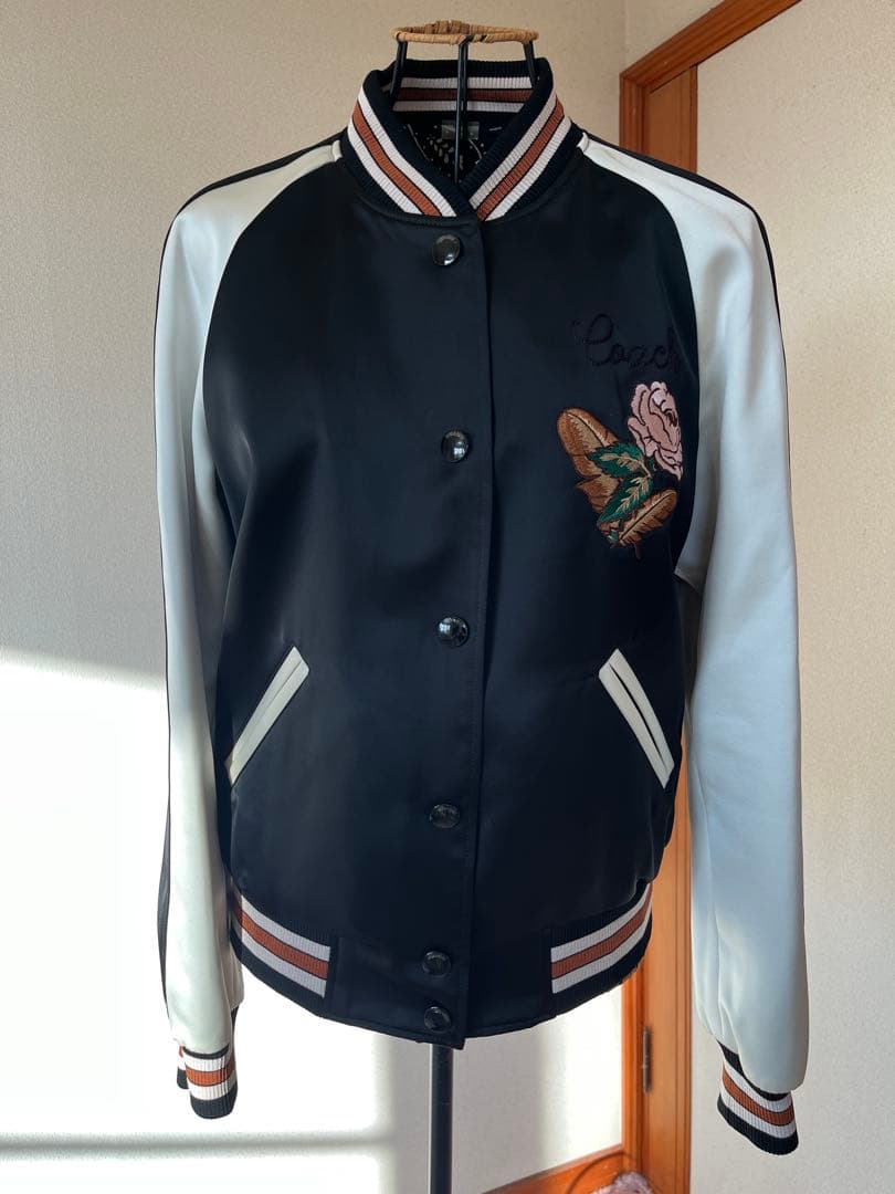 最終値下げ！！Coach 刺繍入りスカジャン 黒/白 2026年最新】COACH スカジャンの人気アイテム - メルカリ