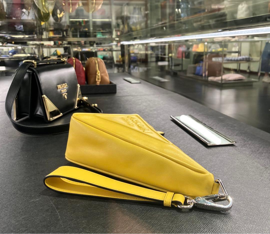 PRADA プラダ トライアングルポーチ バッグ イエロー 男女兼用新品