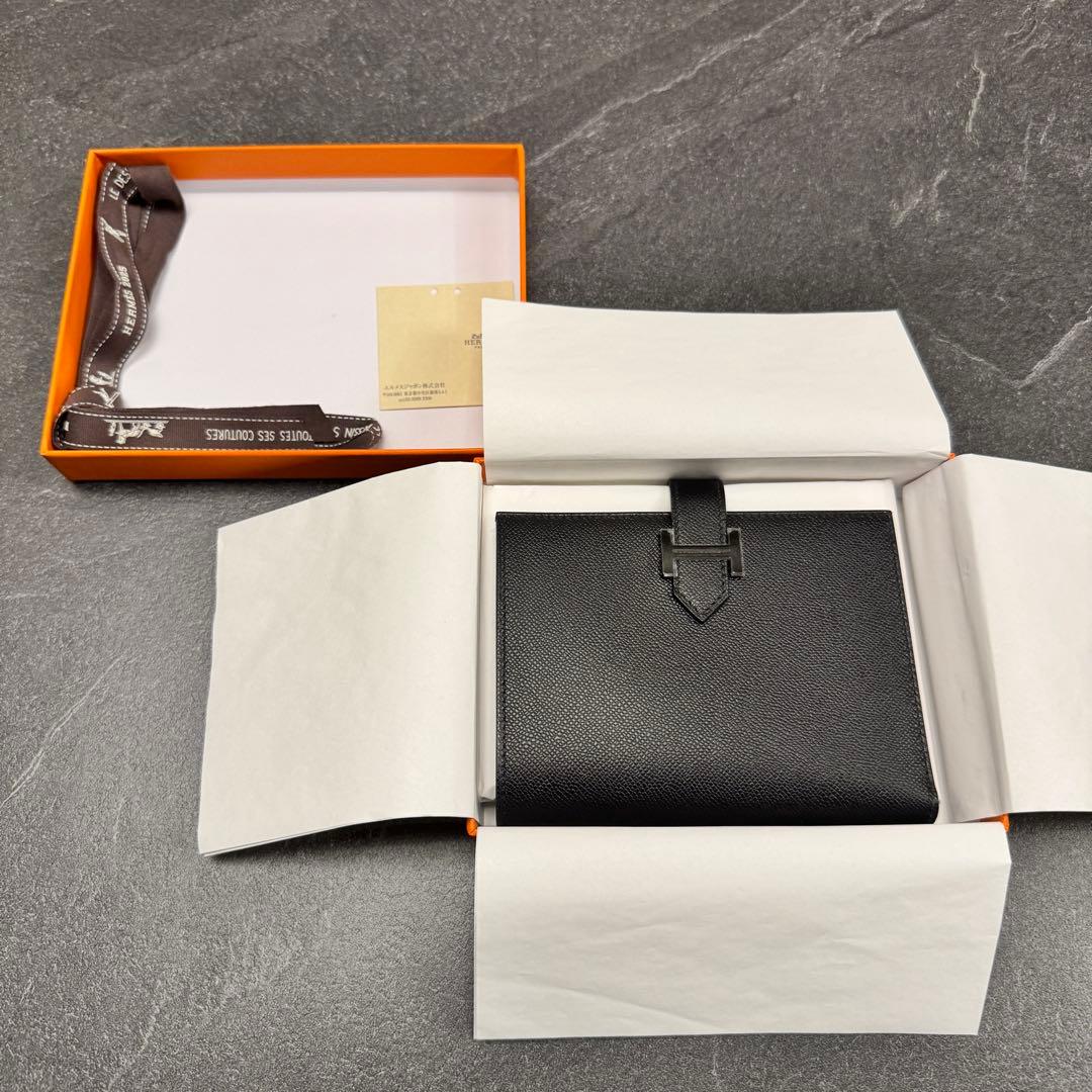 定価以下【新品/未使用】HERMES べアンコンパクト モノクローム (K刻印) 定価以下【新品/未使用】HERMES べアンコンパクト モノクローム (K刻印