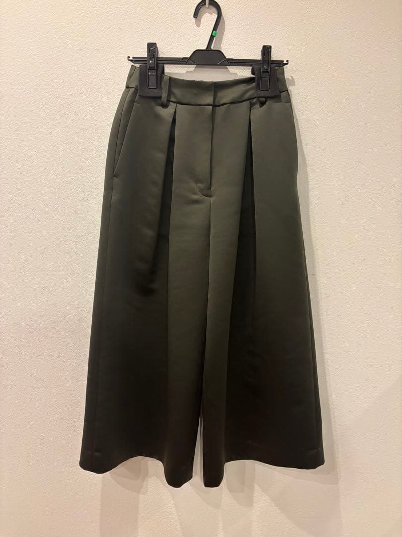 coco様専用 heve サテンフレアガウチョパンツ カーキ - メルカリ