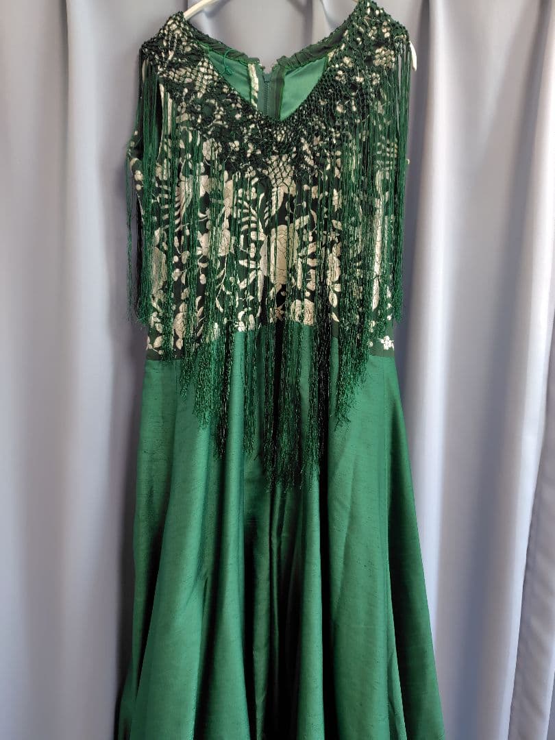 フラメンコ衣装　緑ワンピース+白パニエ オーダーオリジナルフラメンコ 衣装 ボウタイ・フラメンコ ワンピース