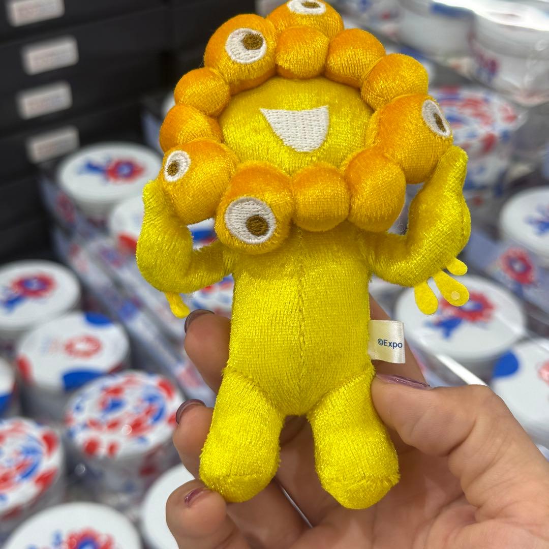 万博限定】ミャクミャク カラビナ付きぬいぐるみ ゴールド 1点 - メルカリ