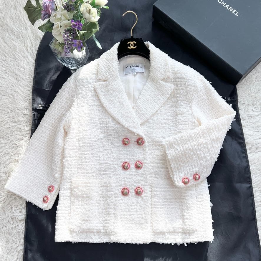 未使用★CHANEL★ホワイト★ツイード★ライオン★ダブルジャケット 羽織るだけでラグジュアリー【シャネル】白ツイードジャケット (CHANEL